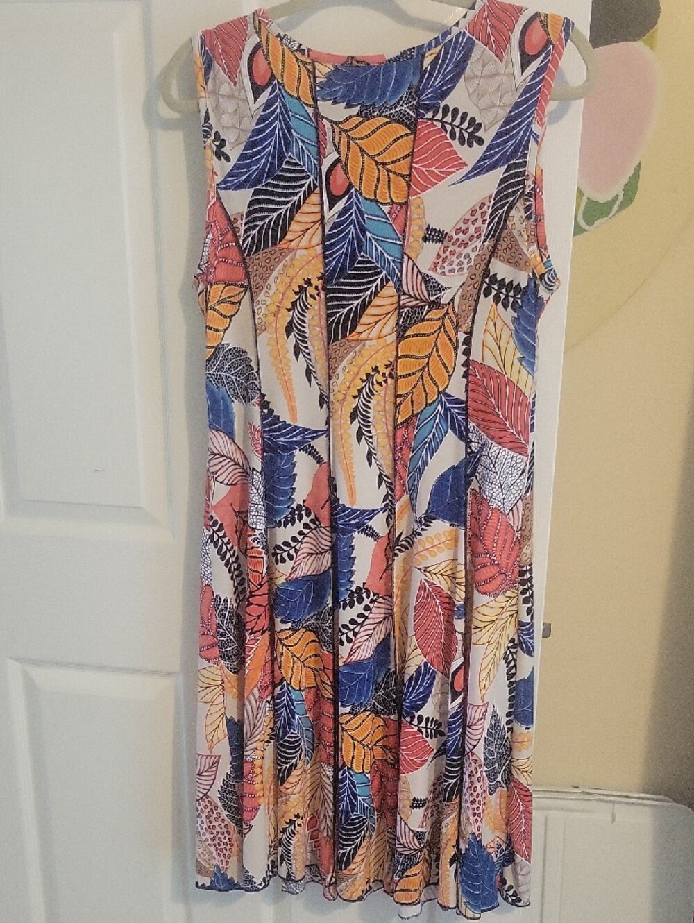 Sami & Jo SzLg Multicolor Leaf-Print Sleeveless V-Neck Top with Ring Detail - Picture 3 of 3